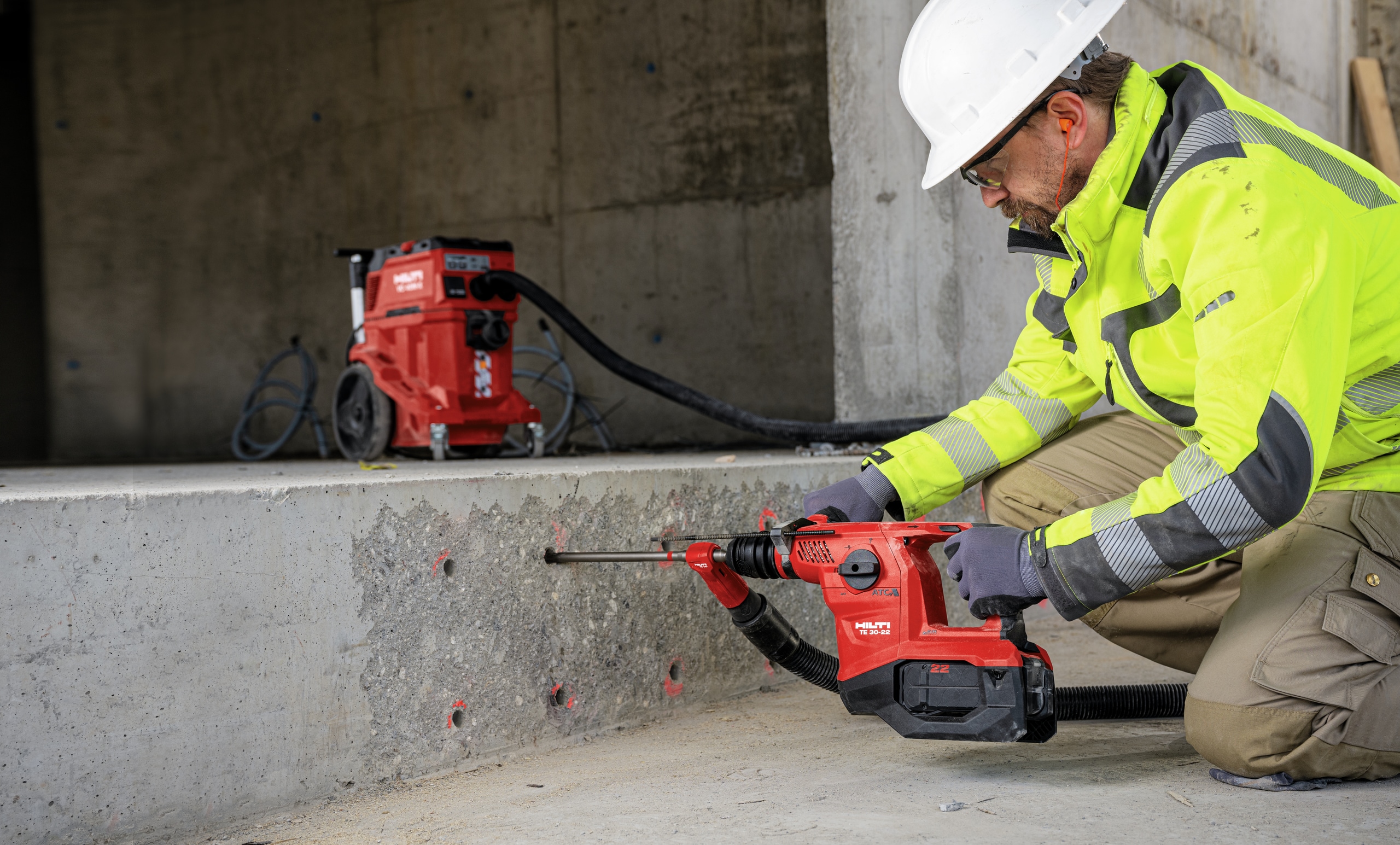 en borehammer borer gennem beton