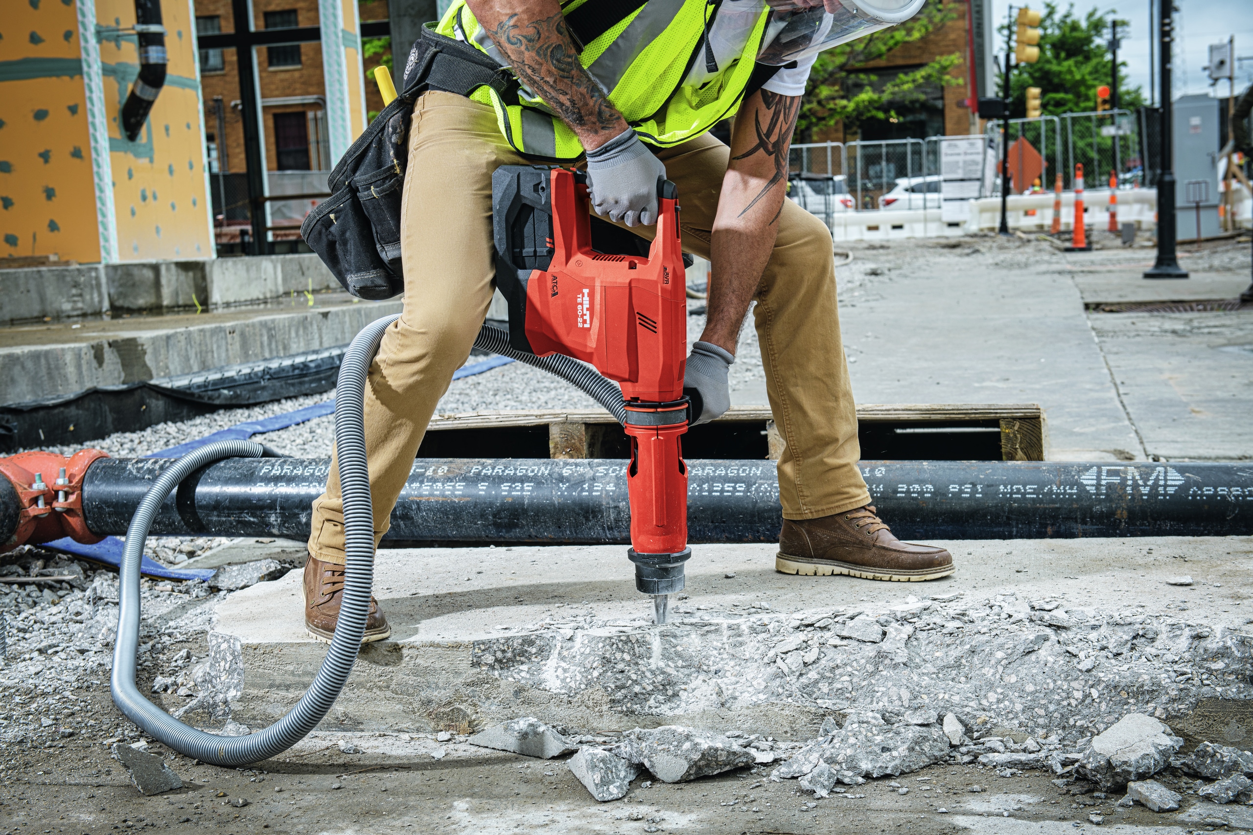 Håndværker borer i beton med den nye TE 60-22 og et fastmonteret støvopsamlingssystem