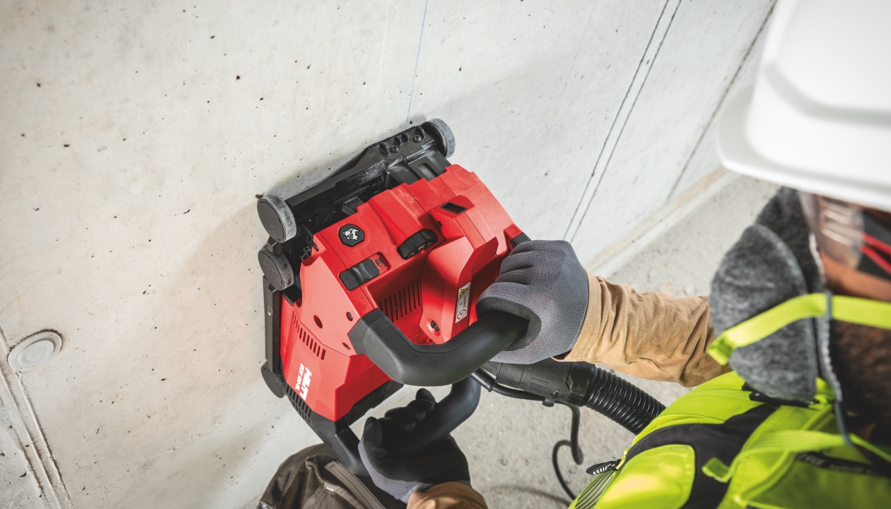 Person arbejder med Hilti rillefræser på en væg