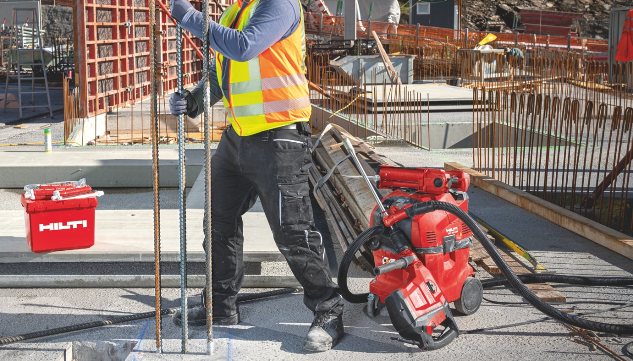 Person monterer armeringsjern