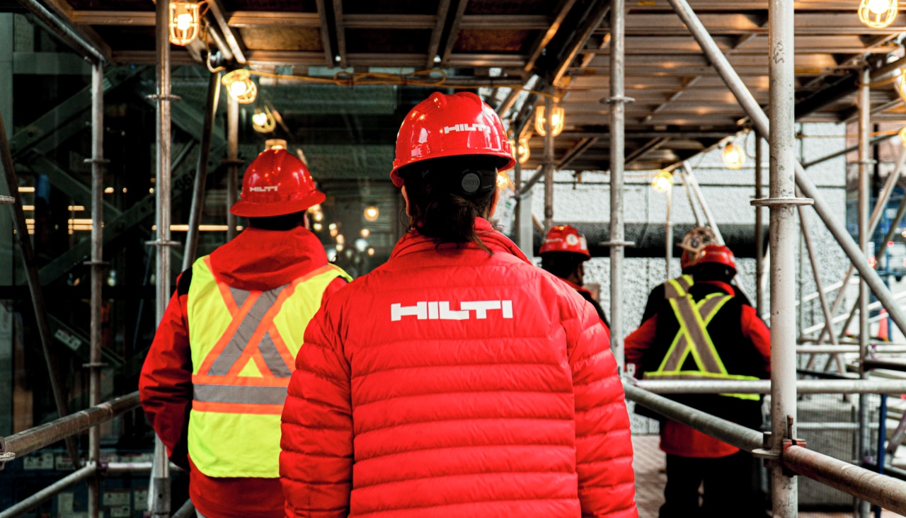 Hilti konsulenter går på en byggeplads
