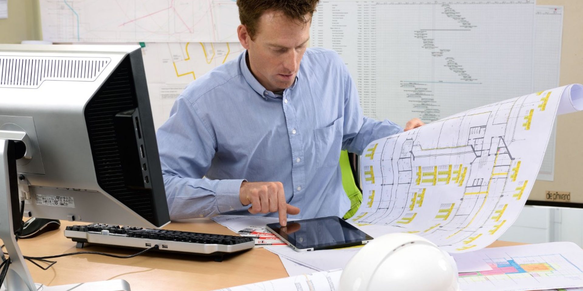 Person ser på en tablet og en tegning