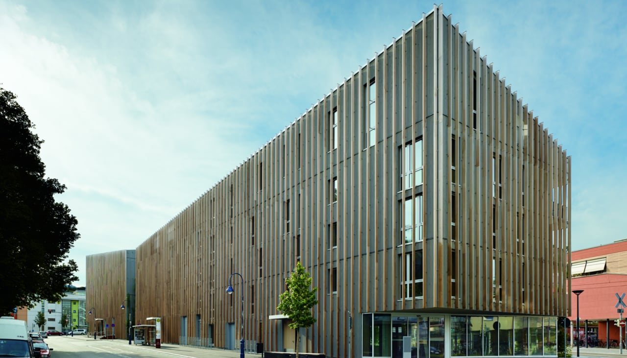 Bygning med træfacade