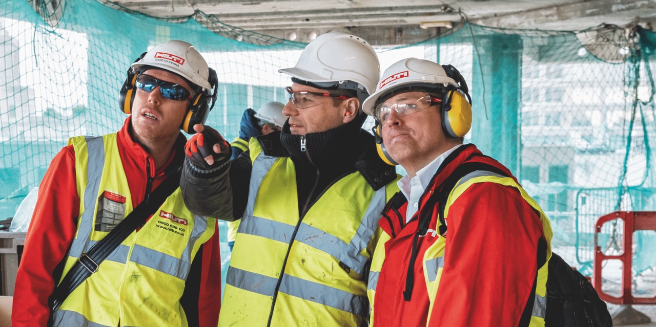En Hilti-ingeniør og account manager yder support og rådgivning på stedet til en kunde