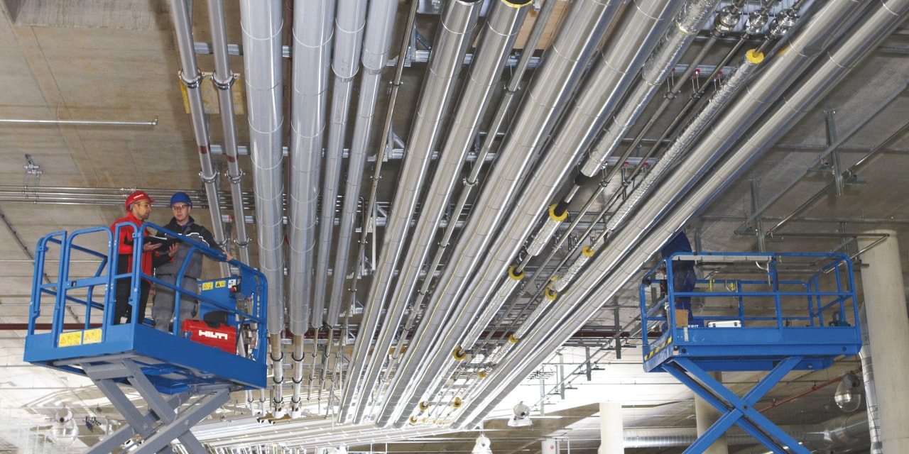 Mechanical, electrical and plumbing systems installed in the same strut trapeze structure, thanks to BIM tech integration in construction