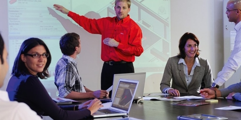 Mand underviser personer i design applikationer