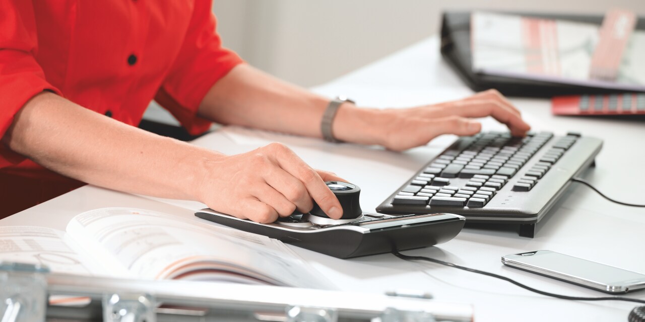 Person sidder og arbejder ved en computer