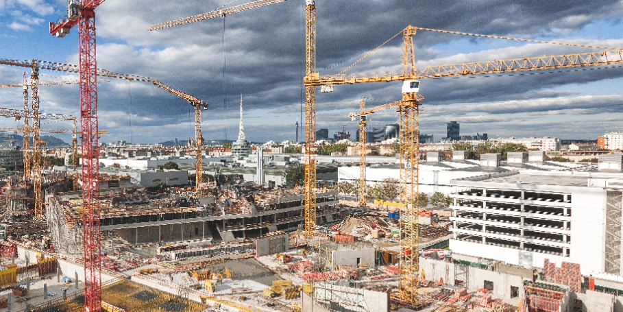 En byggeplads med kraner på et fundament