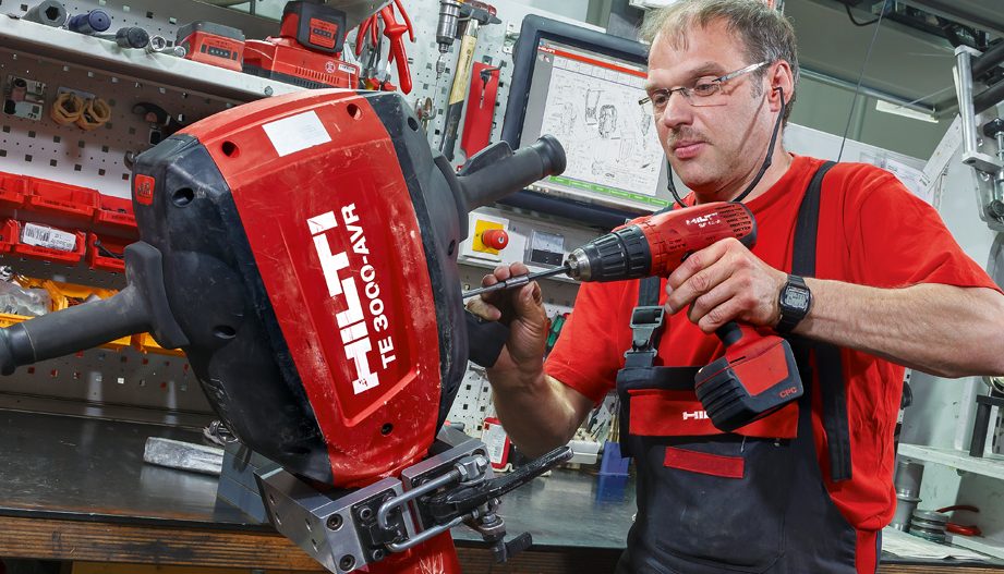 En person som reparerer Hilti Værktøj
