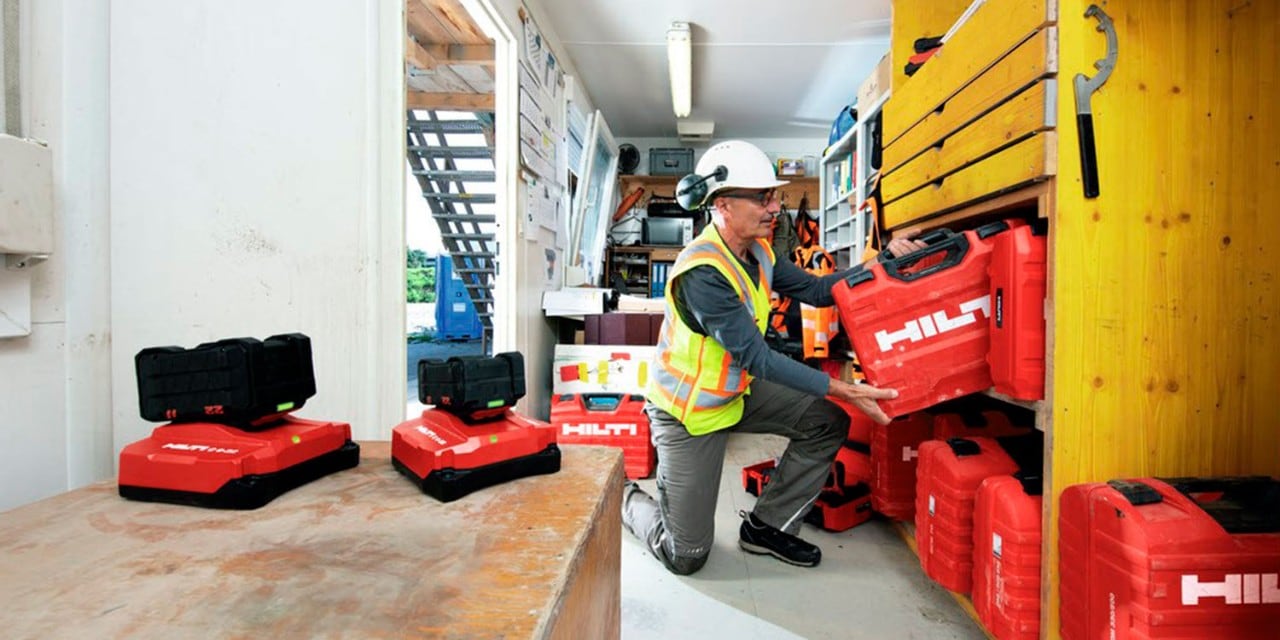 Arbejder som fylder reol op på et lager med Hilti kufferter
