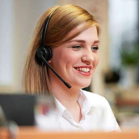 Billede af en Hilti kundeservice konsulent med headset