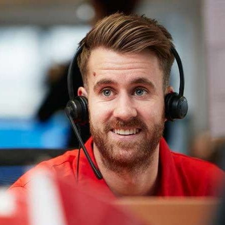 Billede af en Hilti kundeservice konsulent med headset