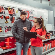 Billede af to personer i en Hilti butik som ser sammen på en tablet