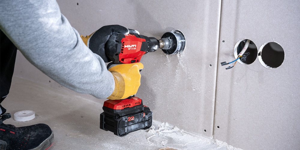 En person borer med Hilti Nuron SF 4-22
