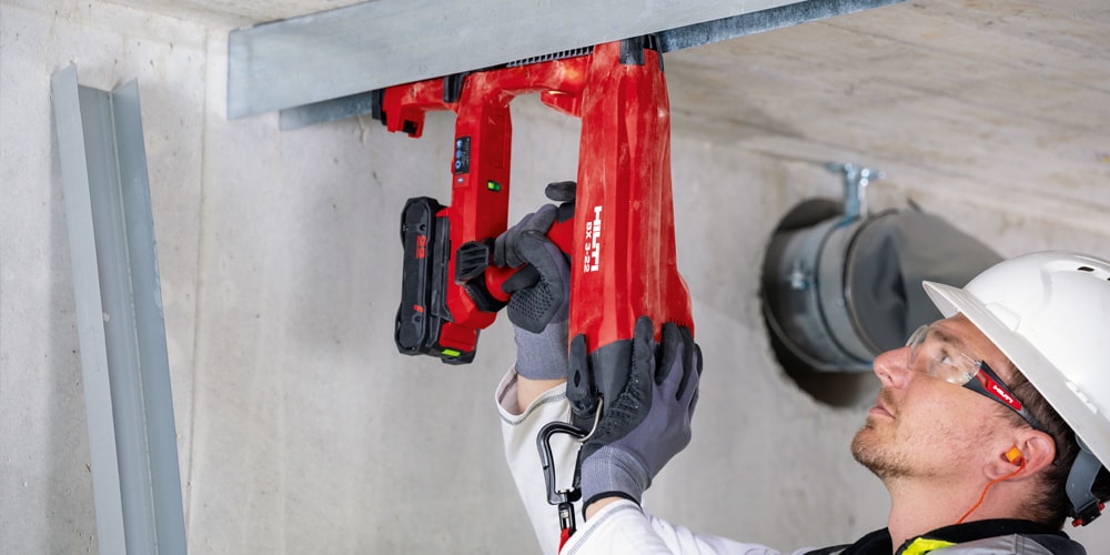 En styreskinne fastgøres til loftet med Hilti Nuron BX 3-22