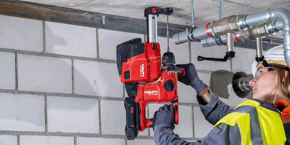 En person arbejder med den batteridrevne Hilti TE 4-22 borehammer over hovedhøjde