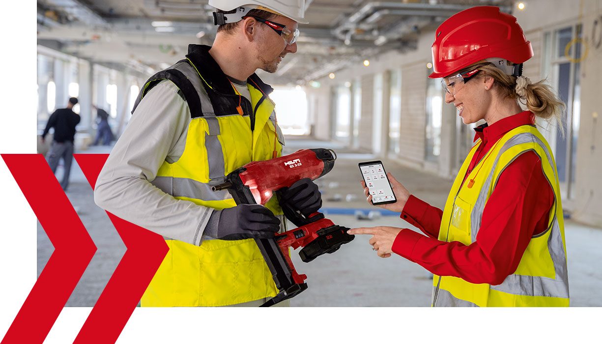 En Hilti-medarbejder demonstrerer Nurons serviceydelser for en kunde ved hjælp af den batteridrevne boltpistol BX 3-22