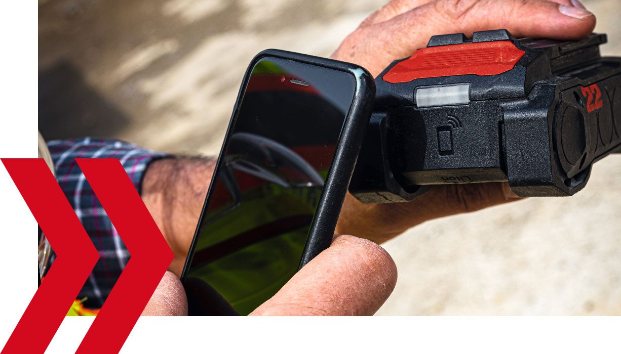 En Hilti-medarbejder demonstrerer Nurons serviceydelser for en kunde ved hjælp af den batteridrevne boltpistol BX 3-22