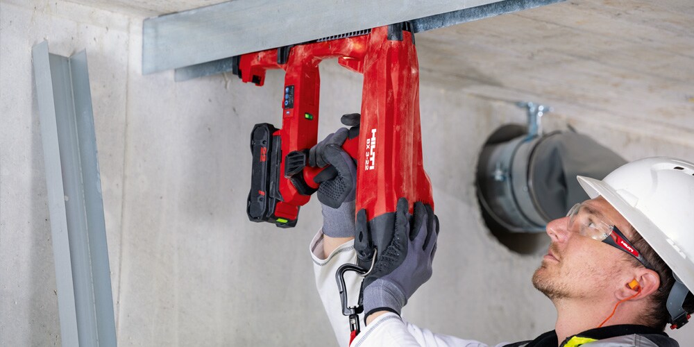En styreskinne fastgøres til loftet med Hilti Nuron BX 3-22