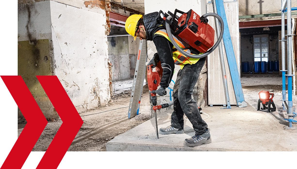 Person borer i beton gulv