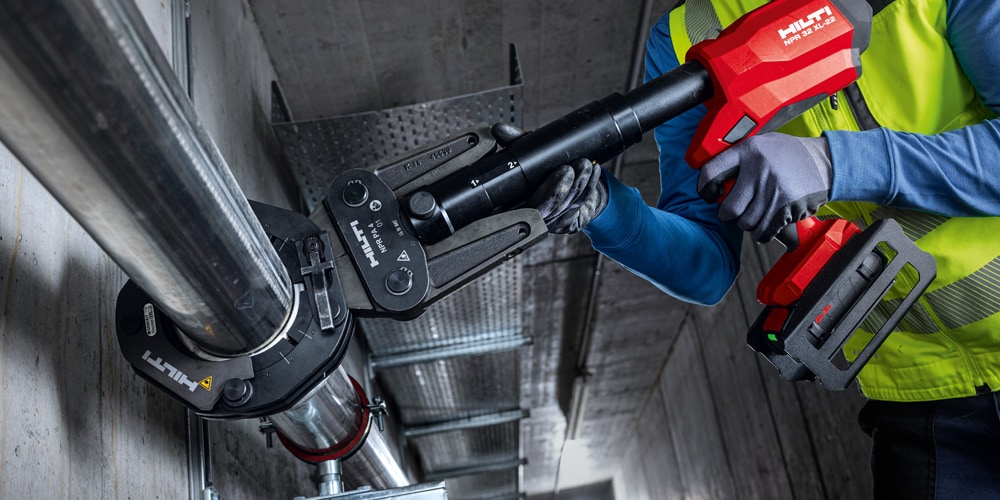 Billede af anvendelsen af den hydrauliske rørpresse NPR 32 XL-22 med Hilti Nuron-batteriet B22-55.