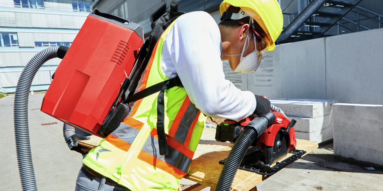 Hilti SC 70W-A22 sav anvendes med støvsuger