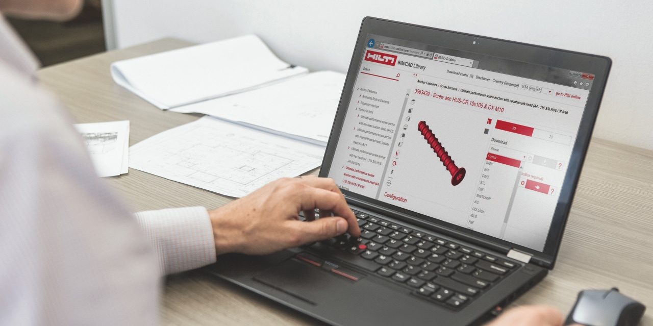 Billede af en person som ser på BIM tegninger på sin computer