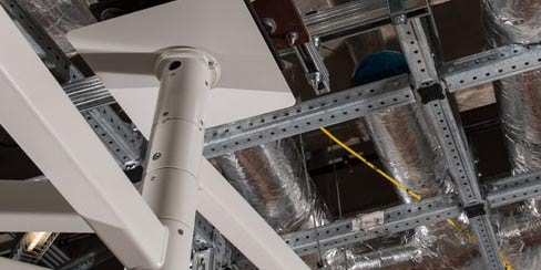 Bilelde af et loft med skinne og kabelsystem