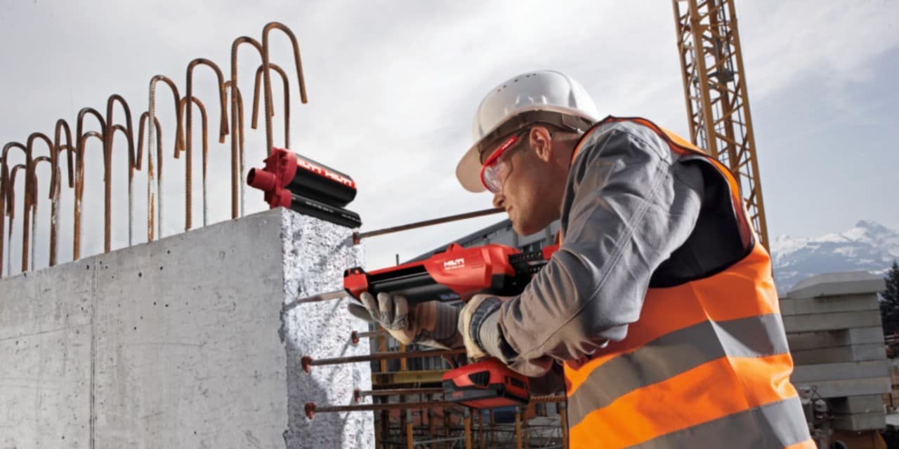 Mand borer huller til armeringsjern i beton