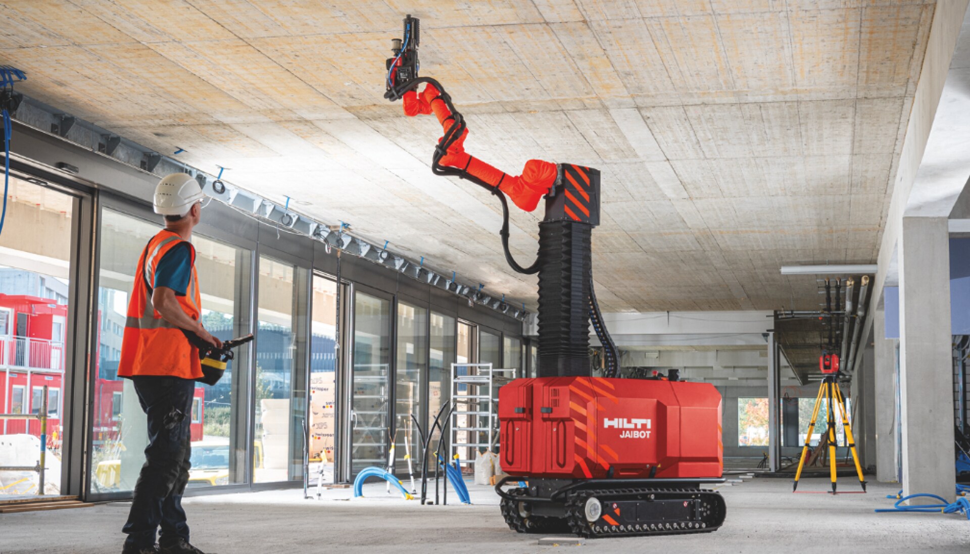 Bygningsarbejder betjener loftsborerobotten Jaibot på en byggeplads