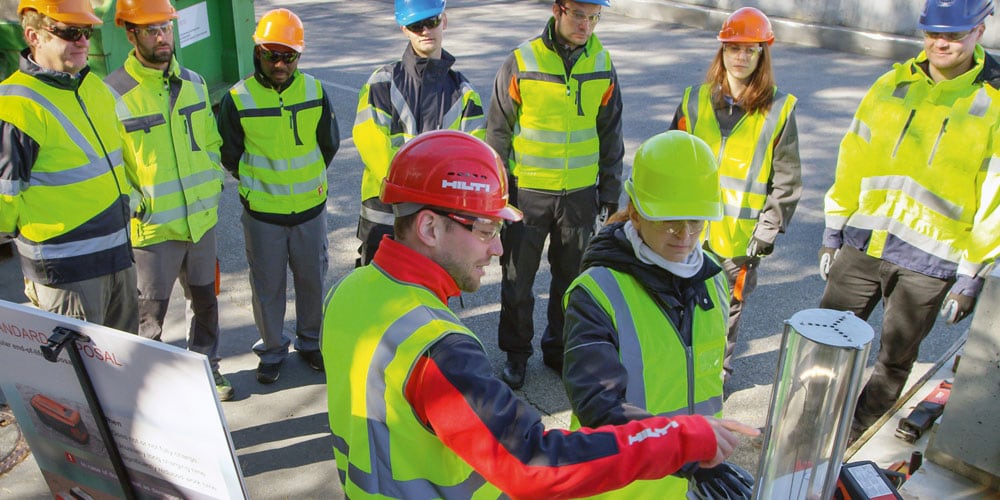 Hilti konsulent underviser medarbejdere på en byggeplads