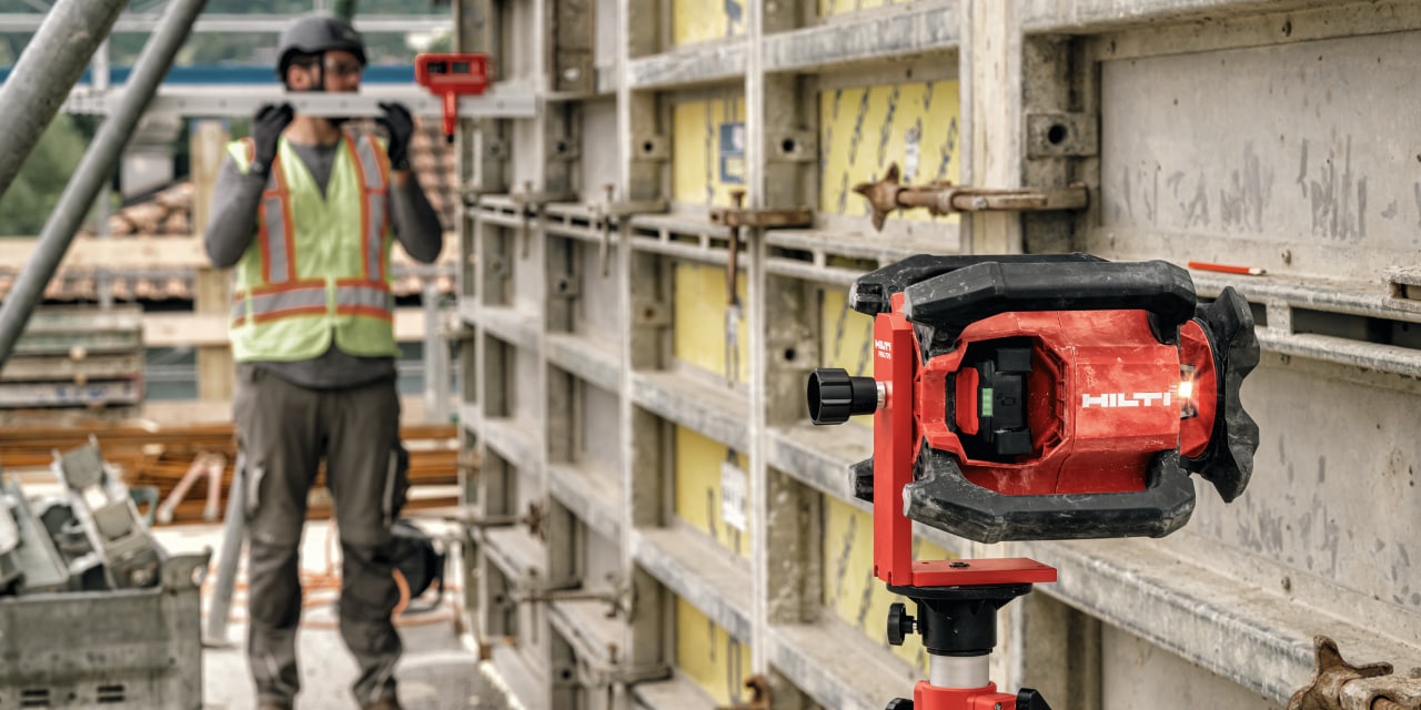 Hilti laser som er monteret på en facade klar til opmåling