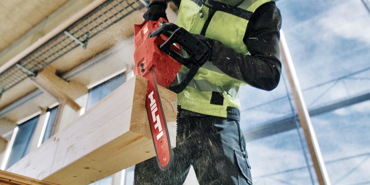 person bruger Hilti's batteridrevne motorsav