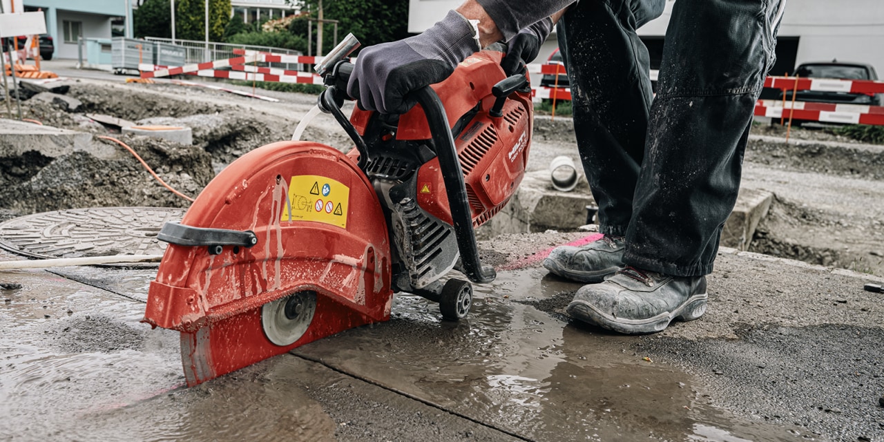 person bruger Hilti benzinkapsav