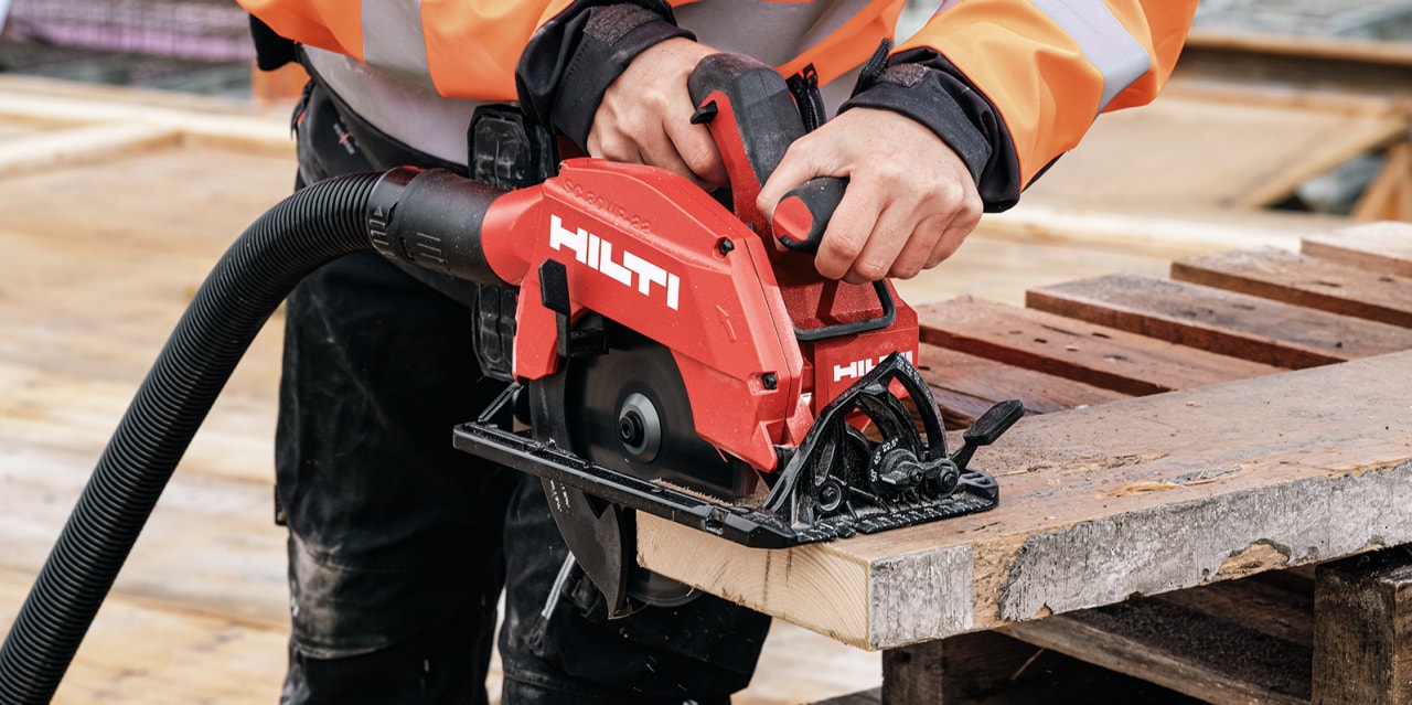 person bruger Hilti rundsav til at skærer træ