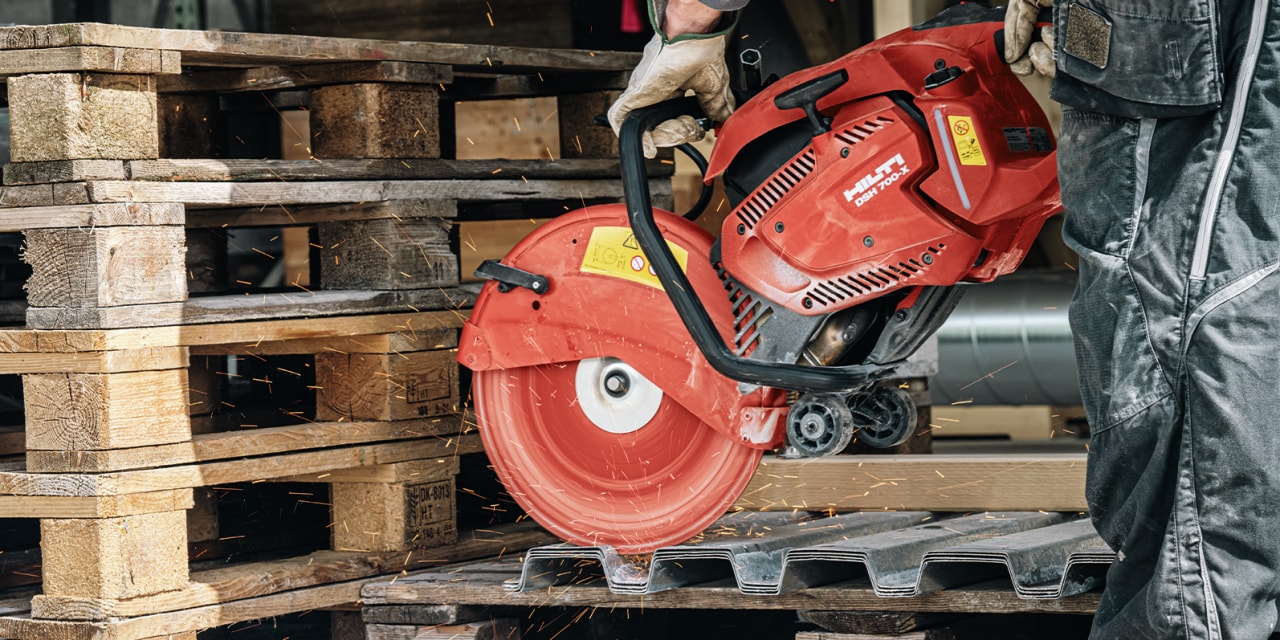 person bruger Hilti benzinkapsav