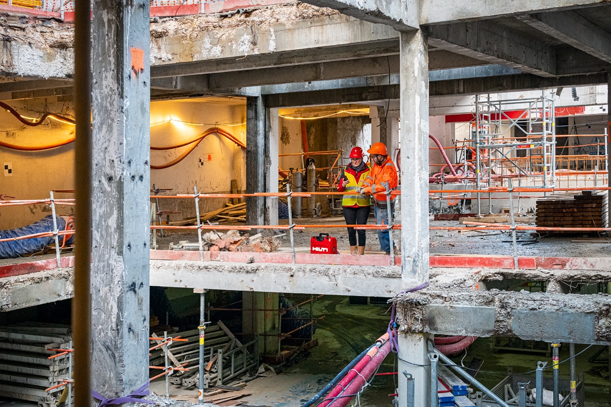 Arbejdere ser sammen på en tablet på en byggepladsen