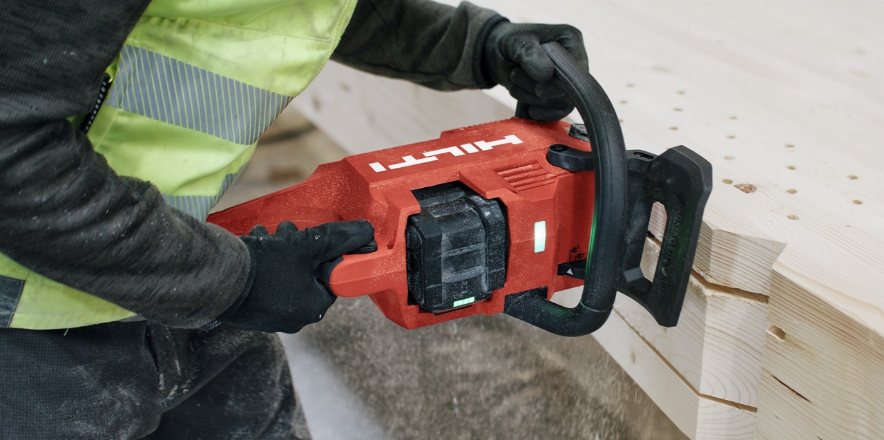 Person bruger batteridrevet motorsav