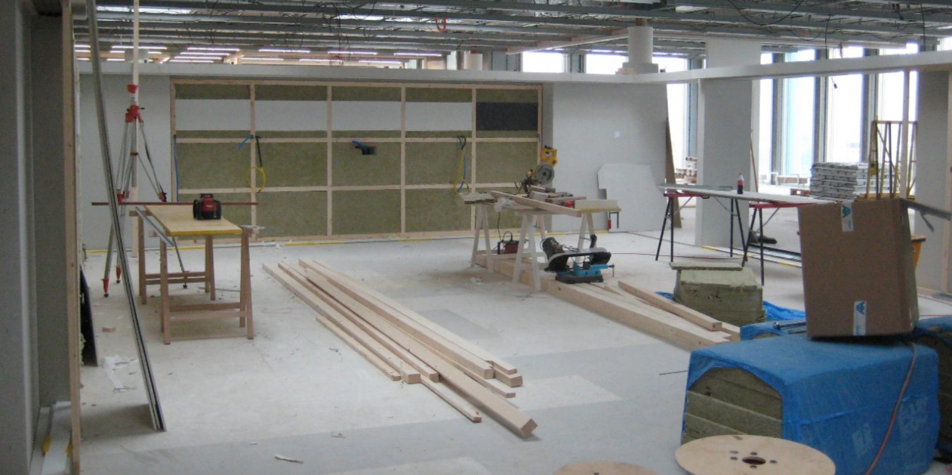 Afsluttende indendørs arbejde, f.eks. montage af lofter og gipsvægsprofiler