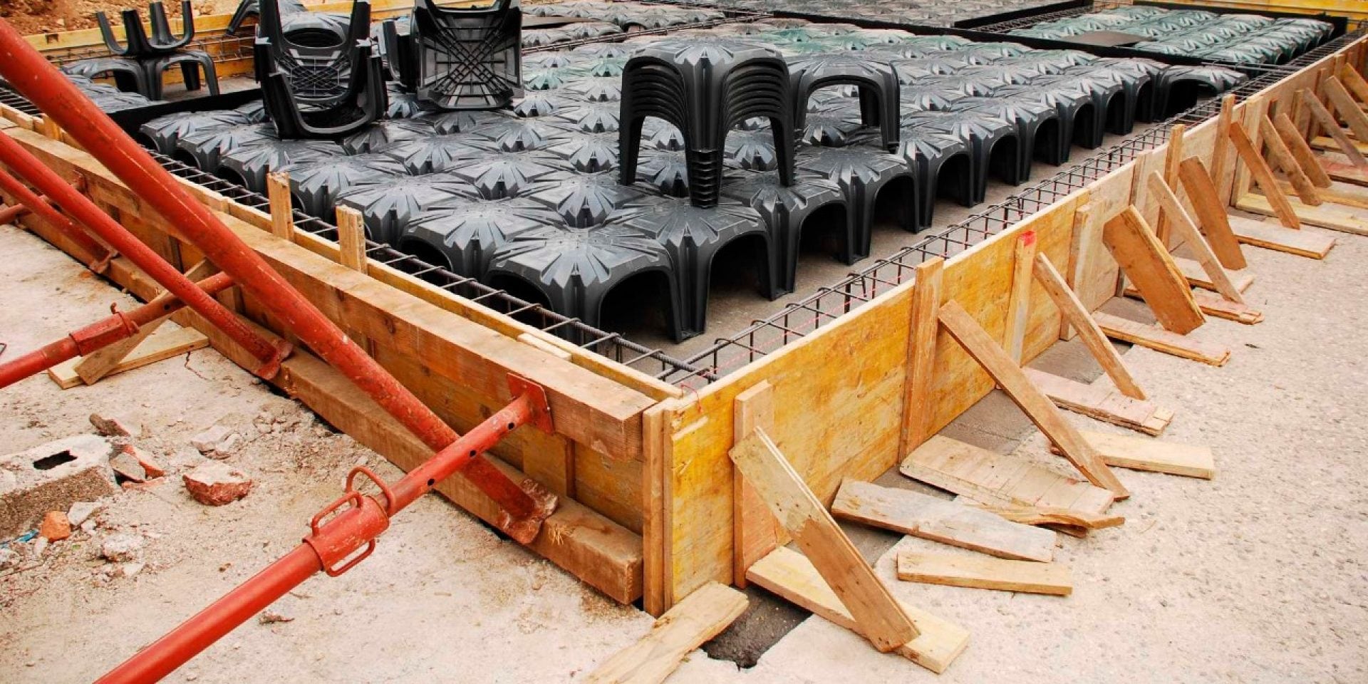 De lange opsætningstider reduceres, når du bruger Hilti betonskruer til at sikre afstivninger og forskallingsplader mod betonunderlaget.