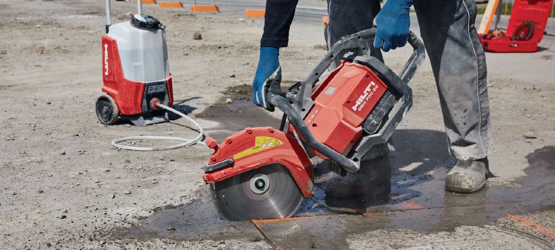 DSH 700-22 Batteridrevet kapsav (bageste håndtag) Robust batteridrevet kapsav med baghåndtag til beton, metal og murværk (Nuron-batteriplatform) Arbejdsopgaver 1