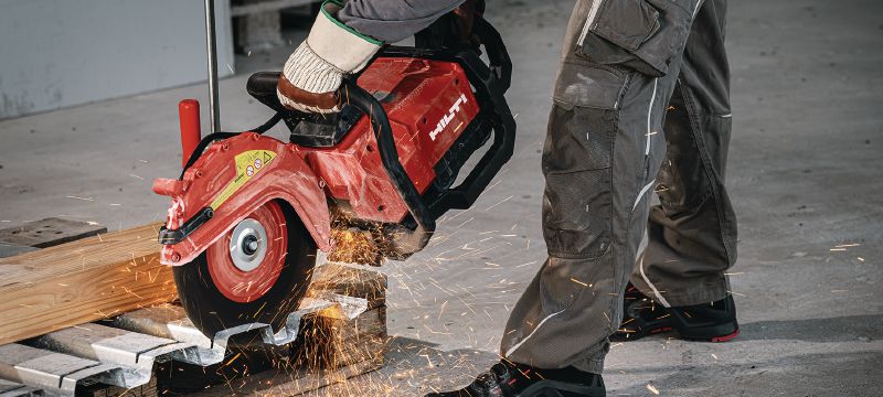 DSH 700-22 ATC Batteridrevet kapsav (300 mm) Alsidig batteridrevet kapsav med baghåndtag til skæring i op til 120 mm med 300 mm-klinger i beton, murværk og metal Arbejdsopgaver 1