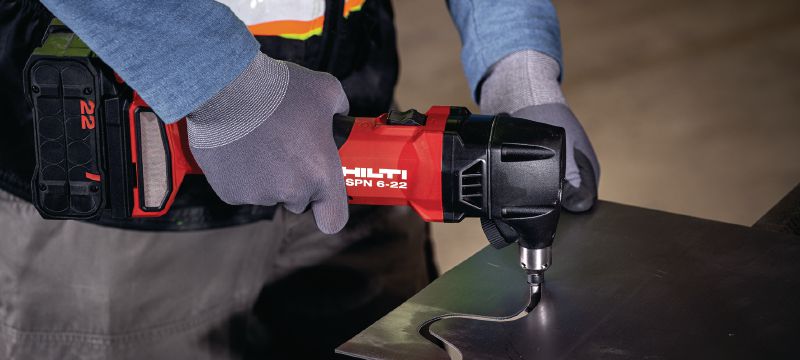 SPN 6-22 CN Batteridrevet nipler Batteridrevet nipler til skæring af metalplader og profiler med mere hastighed og minimal forvridning (Nuron-batteriplatform) Arbejdsopgaver 1