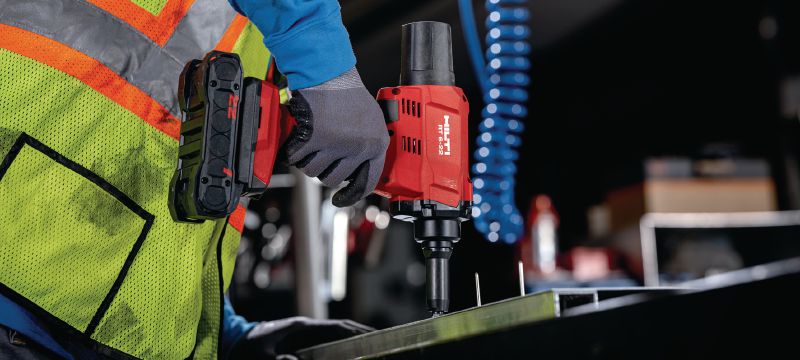 RT 6-22 batteridrevet nitteværktøj RT 6-22 Batteridrevet nitteværktøj til hurtig, beklædningsmontering og metalfremstilling med lille indsats ved hjælp af stål- eller aluminiumnitter (Nuron-batteriplatform) Arbejdsopgaver 1