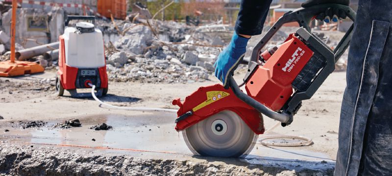 DSH 700-22 Batteridrevet kapsav (bageste håndtag) Robust batteridrevet kapsav med baghåndtag til beton, metal og murværk (Nuron-batteriplatform) Arbejdsopgaver 1
