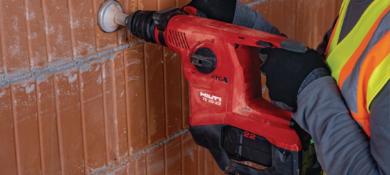 TE 30-22 batteridrevet borehammer TE 30-22 effektfuld batteridrevet SDS Plus (TE-C) borehammer med aktiv vibrationsreduktion og aktiv momentstyring til robust boring og mejsling i beton (Nuron-batteriplatform) Arbejdsopgaver 1