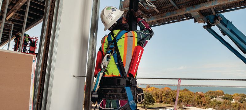 EXO-O1 Exoskelet over hovedhøjde Passivt exoskelet, som hjælper med at aflaste skuldre og arme under monteringsarbejde over hovedhøjde Arbejdsopgaver 1