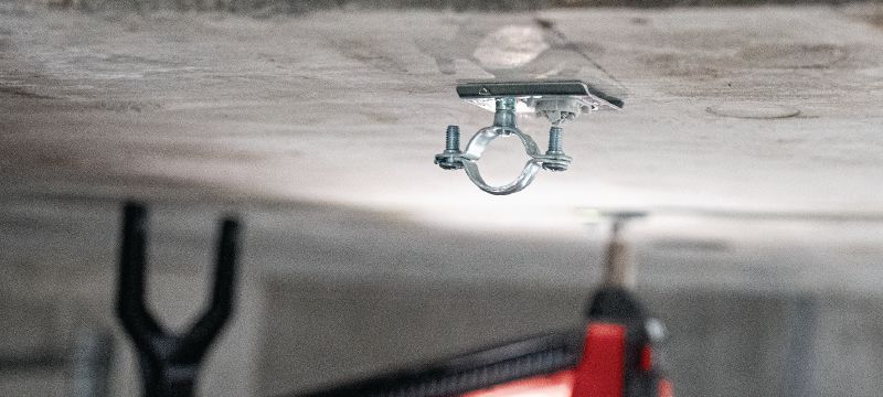 X-TH Rørbeslag, montering Montering af metalrørsbeslag med formonteret gevindbolt til fastgørelse af lettere elektriske/mekaniske dele i lofter og brug sammen med søm Arbejdsopgaver 1