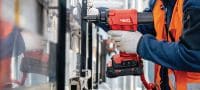 RT 6-22 batteridrevet nitteværktøj RT 6-22 Batteridrevet nitteværktøj til hurtig, beklædningsmontering og metalfremstilling med lille indsats ved hjælp af stål- eller aluminiumnitter (Nuron-batteriplatform) Arbejdsopgaver 1
