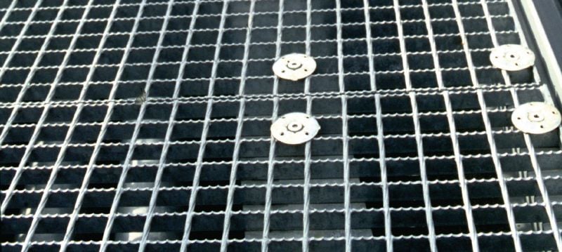 X-FCM-F Holdeflange af gitterristedæk (duplex-coated) Duplex-coated holdeflange til fastgørelse af gitterristedæk i mild korrosive miljøer vha. gevindbolte Arbejdsopgaver 1